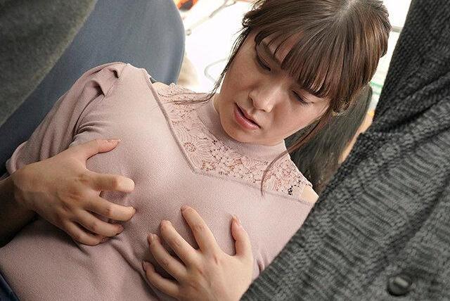 満員電車で挟み撃ちされて乳首を開発されまくる超絶巨乳美女…逃げ場のない羞恥快楽に悶絶イキ狂い♡