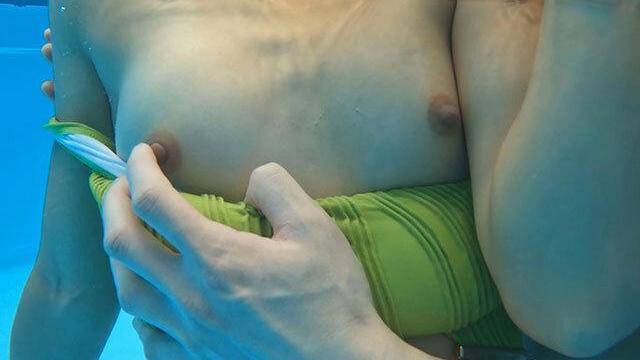 長期休暇リゾート旅行で夫そっちのけプール出会い男に犯される美人妻…ナイトプール禁断快楽に絶頂連発！