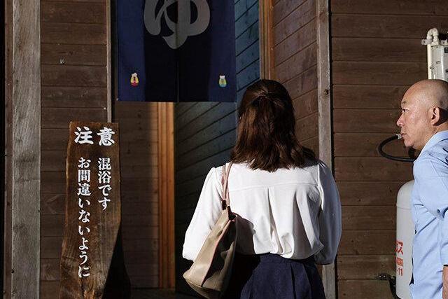 寝取られの館でダッチワイフ化される美人妻…スワッピング混浴で犯され本性曝け出す！