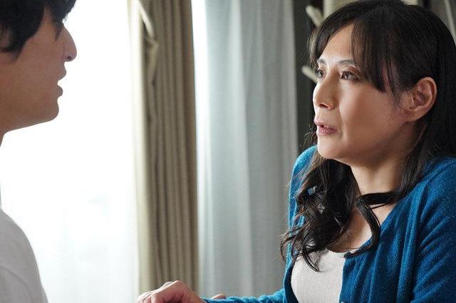 引きこもり息子に監禁調教される美熟女ママ…四畳半アパートで禁断の近親相姦欲情に絡まれ悶絶イキ狂う夏の記憶！