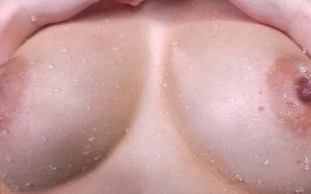 平穏な毎日に風穴を開ける人妻の温泉不倫旅…夫と娘を忘れ快楽に没頭する一泊二日の背徳セックスドキュメント♡